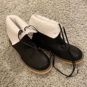 Thin leather with soft fur lining